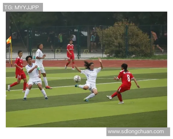 黄芳专访回顾个人足球生涯与成长历程的精彩瞬间与感悟 黄芳专访回顾个人足球生涯与成长历程的精彩瞬间与感悟